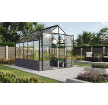 Tuinkas in de tuin met planten en tuinmeubelen