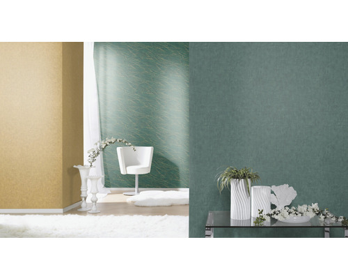 Interieur met diverse behangmotieven, stoel en decoraties voor een modern interieurontwerp.