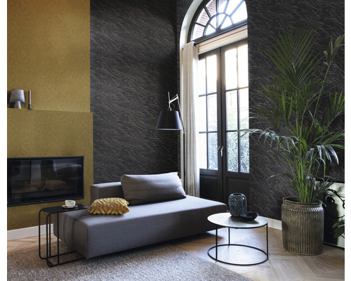 Woonkamer met bank, tafel, kamerplant en behang met patroon