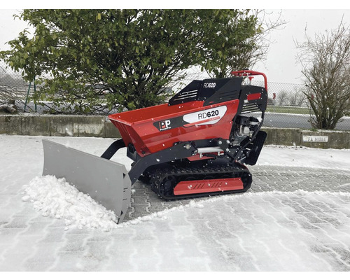 Gemotoriseerde kruiwagen met sneeuwschuiver in winterse omstandigheden