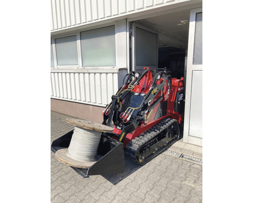 Compactlader met kabelhaspel in laadbak