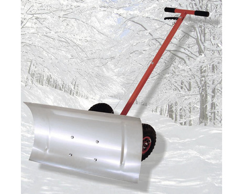 Sneeuwschuiver met wielen en rode handgreep voor een besneeuwd landschap