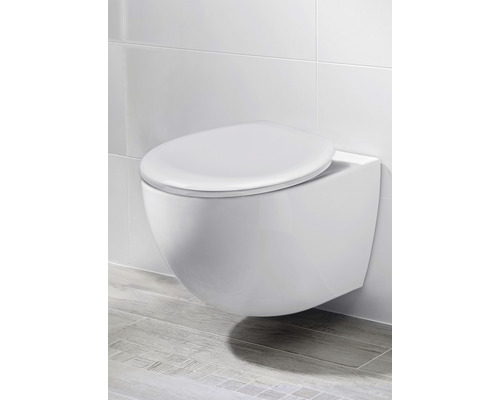 Wandcloset met gesloten spoelrand in badkamer.