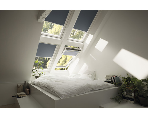 Lichte zolderkamer met dakramen en rolluiken