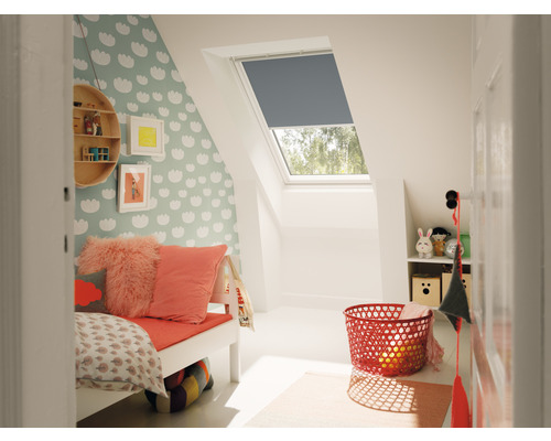 Lichte kinderkamer met dakraam, verduisterend rolgordijn, bed, planken en speelgoed