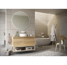 Badkamer met wastafelonderkast, spiegel, bad en accessoires in helder design
