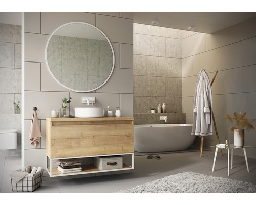 Badkamer met wastafelonderkast, spiegel, bad en accessoires in helder design