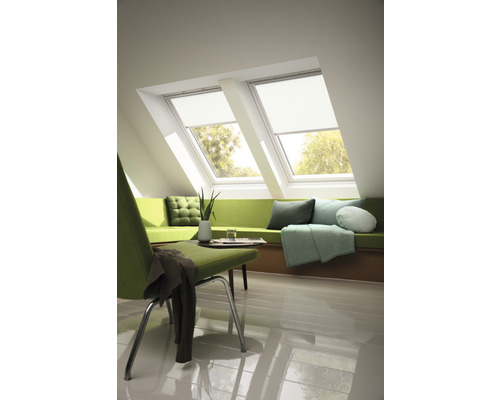 Lichte zolderkamer met twee dakramen, verduisteringsgordijnen, zithoek en stoel