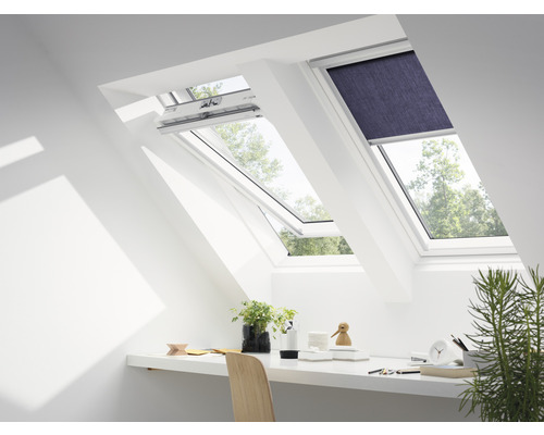 Lichte werkplek met dakramen en zonwering