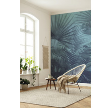Woonkamer met raam, planten, decoratie, vloerkleed, stoel en fotobehang met plantenmotieven