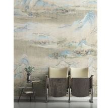 Kamer met behang met print, twee stoelen en een kleine tafel