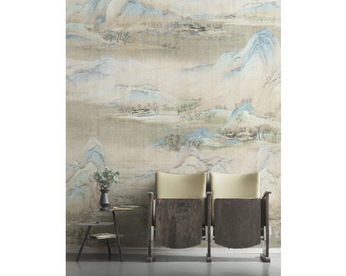 Kamer met behang met print, twee stoelen en een kleine tafel