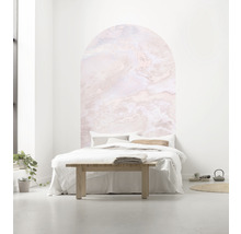 Slaapkamer met bed en muurschildering in marmerlook