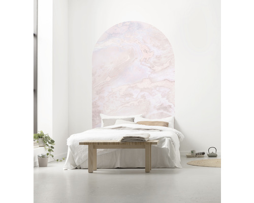 Slaapkamer met bed en muurschildering in marmerlook