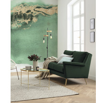 Lichte woonkamer met groene bank, salontafel en behang met motief