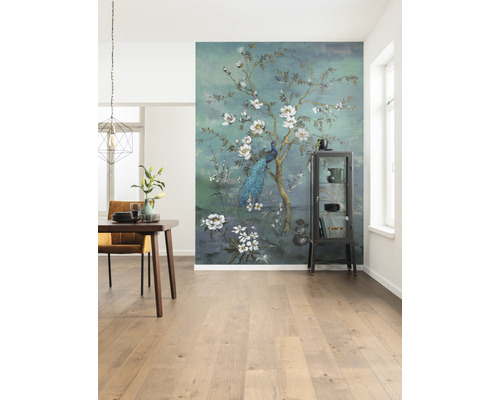 Woonkamer met fotobehang met pauwen en bloemmotieven