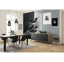 Eetkamer met eettafel, stoelen, dressoir en wanddecoratie in modern design
