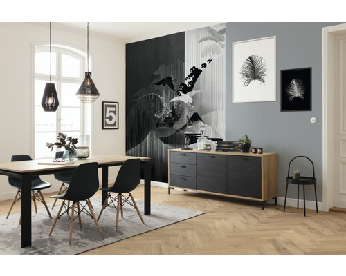 Eetkamer met eettafel, stoelen, dressoir en wanddecoratie in modern design