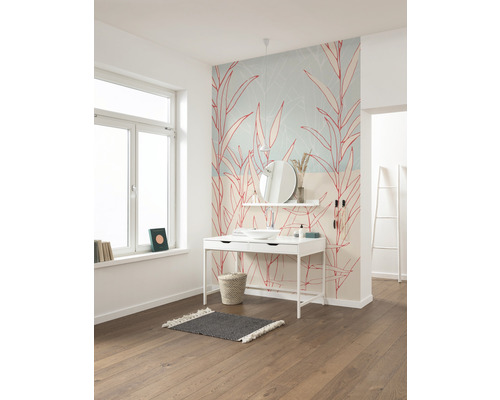 Badkamer met wastafel, spiegel en behang met plantenmotief