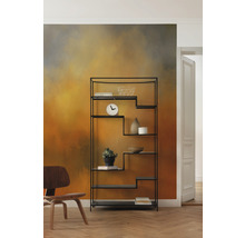 Moderne woonkamer met zwarte kast en decoratieve objecten