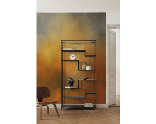 Moderne woonkamer met zwarte kast en decoratieve objecten