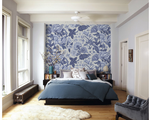 Slaapkamer met patroonbehang, bed en radiator