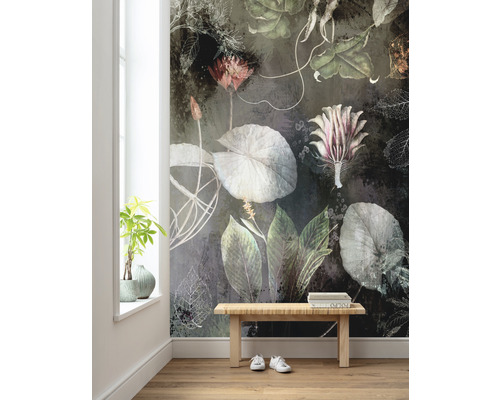 Een kamer met fotobehang met bloemmotieven, een houten bank en kamerplanten.