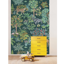 Kinderkamer met junglebehang, gele commode en speelgoedauto