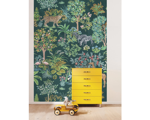 Kinderkamer met junglebehang, gele commode en speelgoedauto
