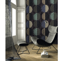 Woonkamer met fauteuil, voetenbank en wandpanelen in half cirkel design