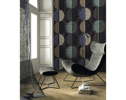 Woonkamer met fauteuil, voetenbank en wandpanelen in half cirkel design