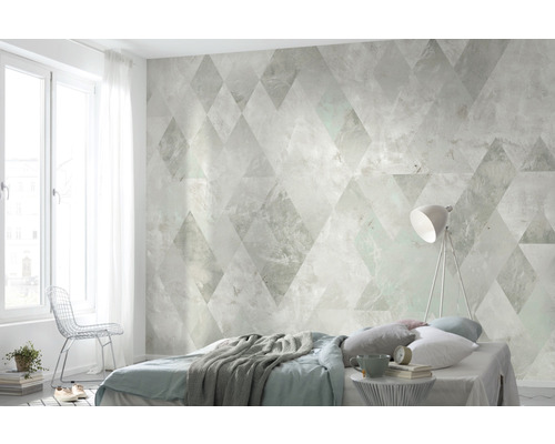 Lichte slaapkamer met geometrisch behang, bed en staande lamp