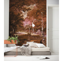 Een slaapkamer met een fotobehang van een boslandschap, een bed met kussens en een sprei, en een vloerlamp.