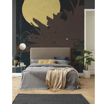 Slaapkamer met bed, vloerkleed en bedrukt behang met plantenmotief
