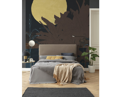 Slaapkamer met bed, vloerkleed en bedrukt behang met plantenmotief