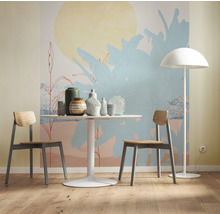 Eetkamer met moderne muurschildering, tafel, stoelen en vloerlamp
