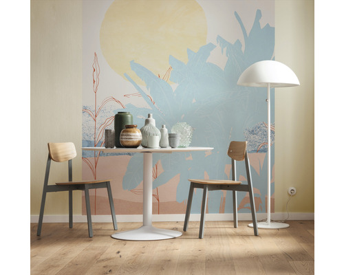 Eetkamer met moderne muurschildering, tafel, stoelen en vloerlamp