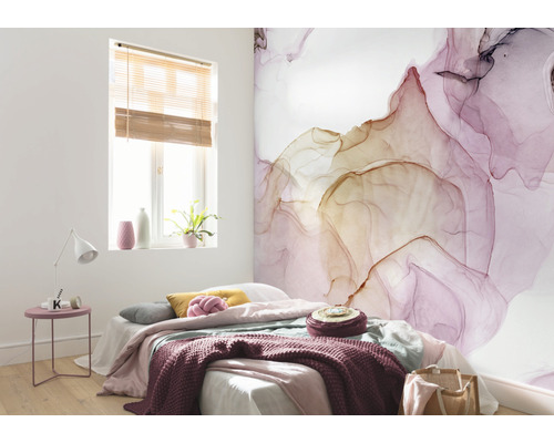 Slaapkamer met muurschildering in marmerlook, bed en nachtkastje