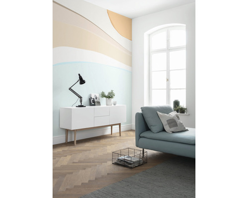 Lichte woonkamer met dressoir, daybed en abstracte wanddecoratie voor een vriendelijke sfeer.