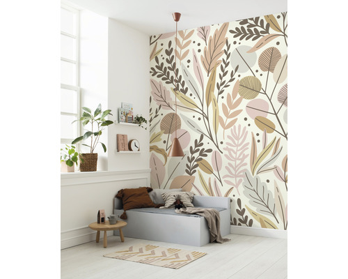 Kinderkamer met behang met bladerpatroon, bank, tafel en plant