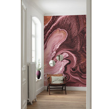 Hal met abstract fotobehang, fauteuil en radiator