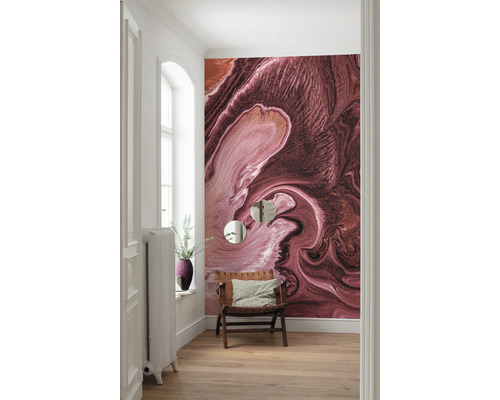 Hal met abstract fotobehang, fauteuil en radiator