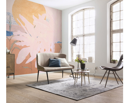 Lichte woonkamer met patroonbehang, zitbank en vloerkleed