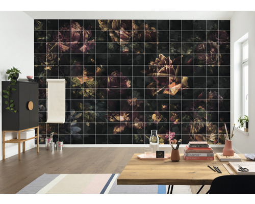 Decoratieve kamer met wandtegels met bloemmotief.