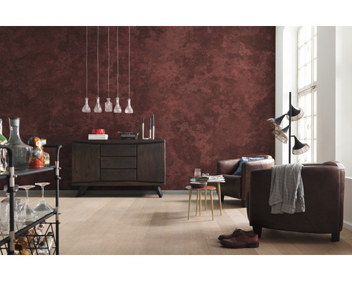 Woonkamer met bruine wanddecoratie, dressoir, fauteuils en staande lamp