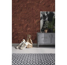 Woonkamer met behang met steenmotief, metalen kast, decoratie en tapijt