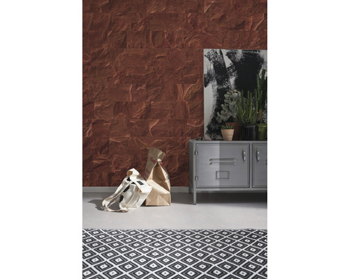 Woonkamer met behang met steenmotief, metalen kast, decoratie en tapijt