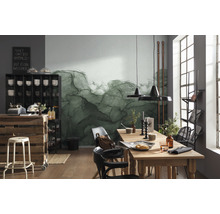 Scene met eettafel, stoelen, rek en decoratie voor een wand met abstract behang.