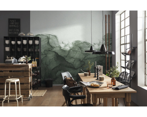 Scene met eettafel, stoelen, rek en decoratie voor een wand met abstract behang.