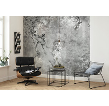 Woonkamer met patroonbehang, fauteuil, bijzettafel en lamp